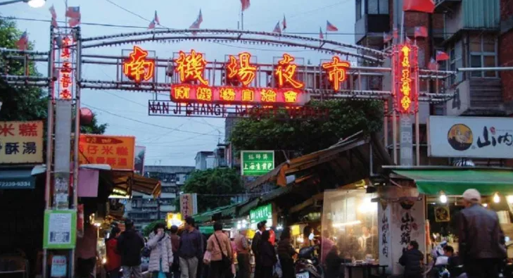 台灣台北有民眾於農曆新年期間在南機場夜市拾獲手機,交給當地派出所處理,本以為是日常小事,惟調查後揭發手機主人是一名大陸偷渡客,來台至今已近30年