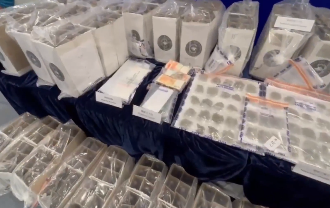 警方毒品調查科過去兩日(3月13及14日)採取反毒品行動,瓦解一個販毒集團,從海外輸入一批懷疑混入液態可卡因的餐酒作為掩飾。(警方FB直播)