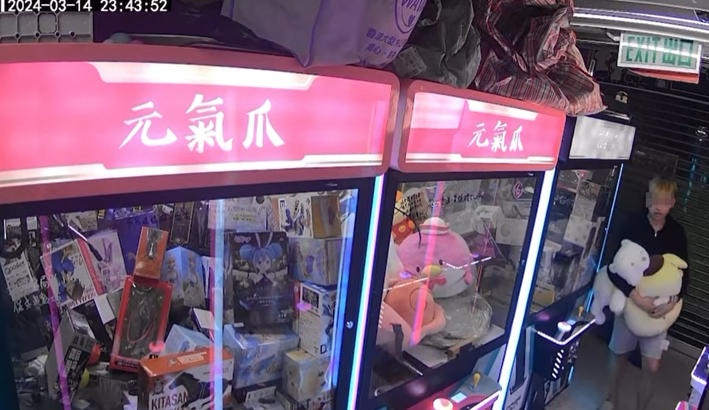 夾公仔舖店東主將拍下的片段上載社交平台,顯示當時商場已沒其他人,涉案為3男1女少年。(Go Go Shatin fb)