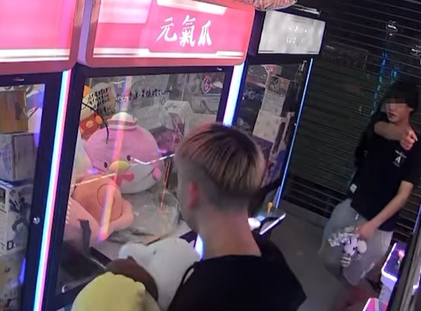 夾公仔舖店東主將拍下的片段上載社交平台,顯示當時商場已沒其他人,涉案為3男1女少年。(Go Go Shatin fb)