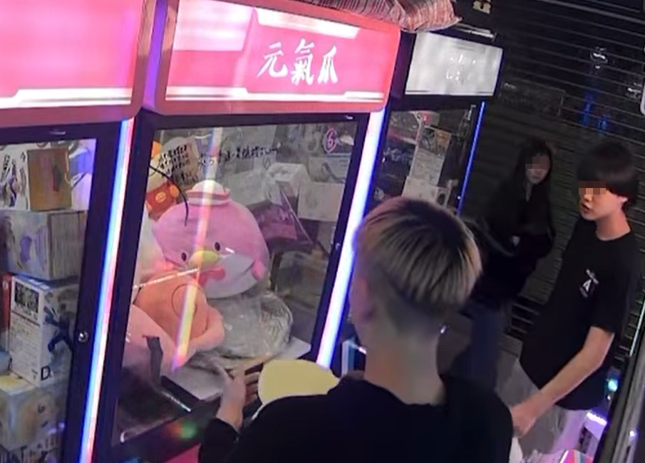 夾公仔舖店東主將拍下的片段上載社交平台,顯示當時商場已沒其他人,涉案為3男1女少年。(Go Go Shatin fb)