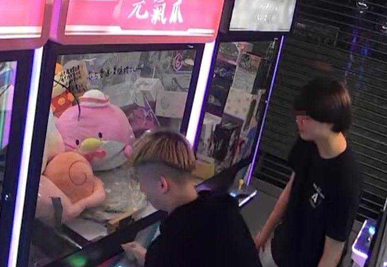 夾公仔舖店東主將拍下的片段上載社交平台,顯示當時商場已沒其他人,涉案為3男1女少年。(Go Go Shatin fb)