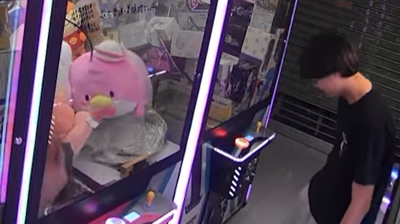 夾公仔舖店東主將拍下的片段上載社交平台,顯示當時商場已沒其他人,涉案為3男1女少年。(Go Go Shatin fb)