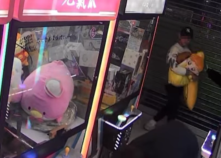 夾公仔舖店東主將拍下的片段上載社交平台,顯示當時商場已沒其他人,涉案為3男1女少年。(Go Go Shatin fb)