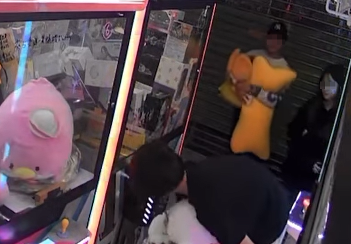 夾公仔舖店東主將拍下的片段上載社交平台,顯示當時商場已沒其他人,涉案為3男1女少年。(Go Go Shatin fb)