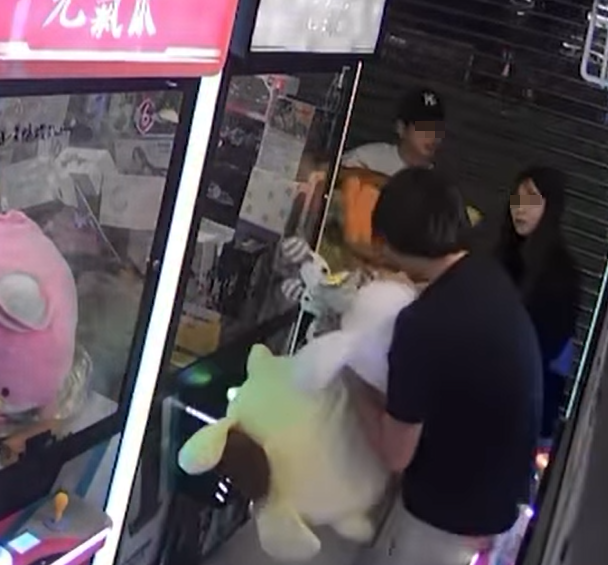 夾公仔舖店東主將拍下的片段上載社交平台,顯示當時商場已沒其他人,涉案為3男1女少年。(Go Go Shatin fb)