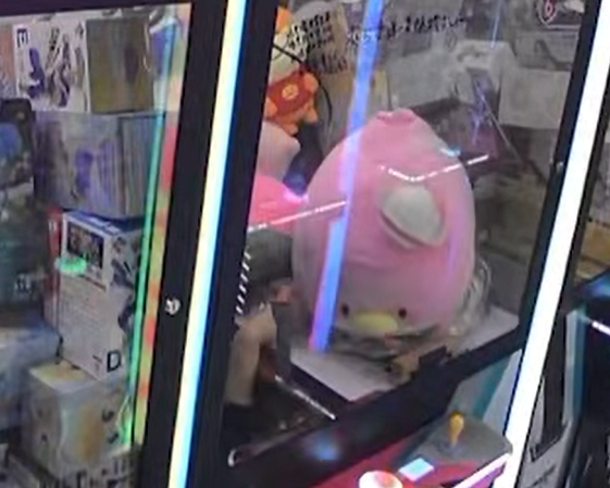 夾公仔舖店東主將拍下的片段上載社交平台,顯示當時商場已沒其他人,涉案為3男1女少年。(Go Go Shatin fb)