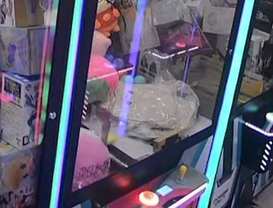 夾公仔舖店東主將拍下的片段上載社交平台,顯示當時商場已沒其他人,涉案為3男1女少年。(Go Go Shatin fb)