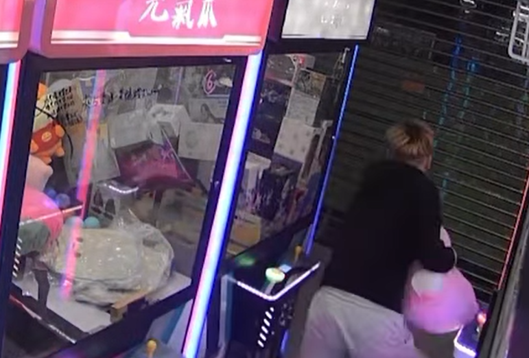 夾公仔舖店東主將拍下的片段上載社交平台,顯示當時商場已沒其他人,涉案為3男1女少年。(Go Go Shatin fb)