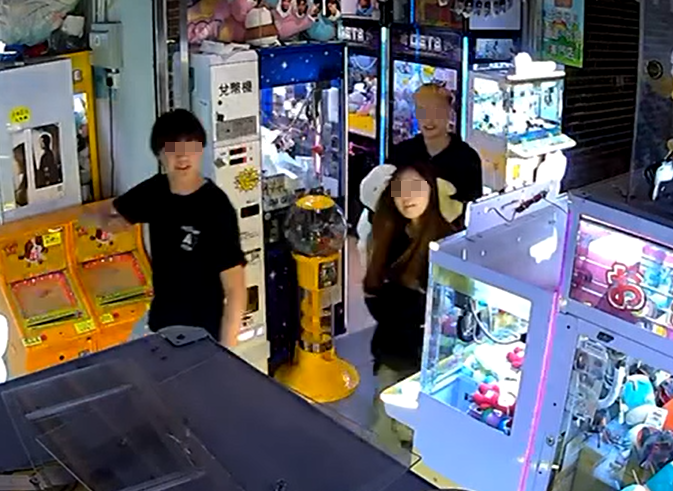 夾公仔舖店東主將拍下的片段上載社交平台,顯示當時商場已沒其他人,涉案為3男1女少年。(Go Go Shatin fb)