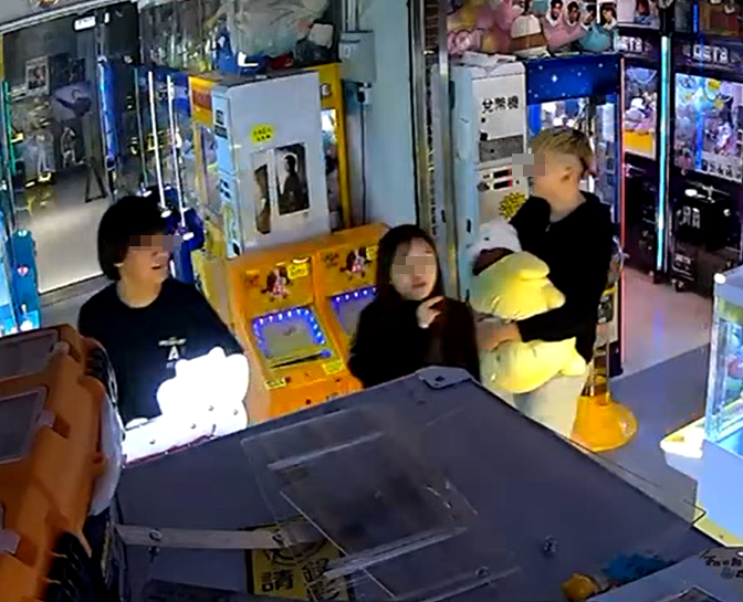 夾公仔舖店東主將拍下的片段上載社交平台,顯示當時商場已沒其他人,涉案為3男1女少年。(Go Go Shatin fb)