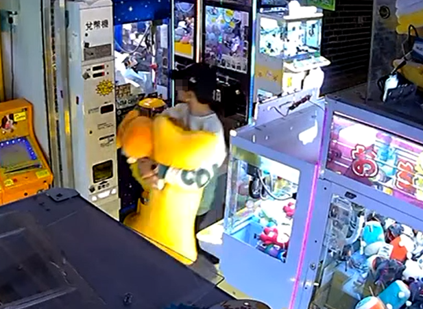 夾公仔舖店東主將拍下的片段上載社交平台,顯示當時商場已沒其他人,涉案為3男1女少年。(Go Go Shatin fb)