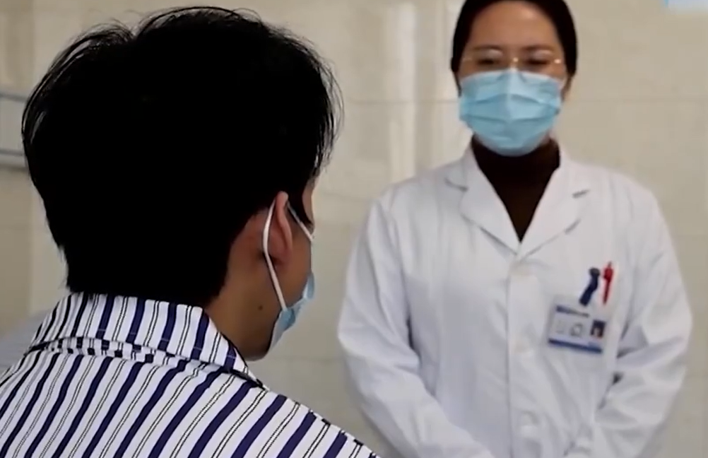 「感覺全校女生都喜歡我」 江蘇男生患「桃花癲」入院治療(影片截圖)