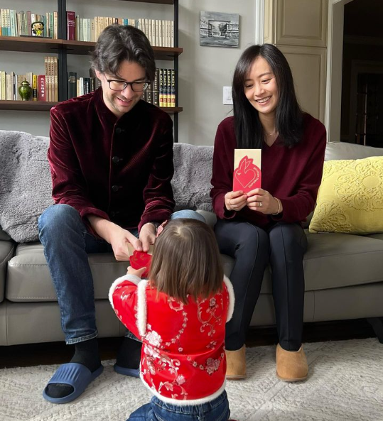 陳法拉與法籍丈夫育有一女,如今再誕下兒子,一家四口幸福美滿。