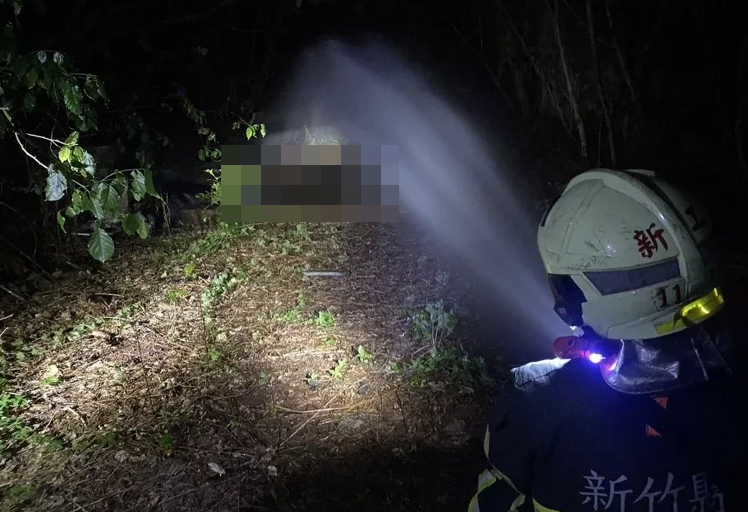 台灣新竹縣一名49歲男子昨日(17日)在偷割高壓電纜線時,當場遭1萬1千伏特高壓電燒成火球,消防獲報到場斷電滅火救援,但男子已成焦屍,明顯死亡。(網上圖片)