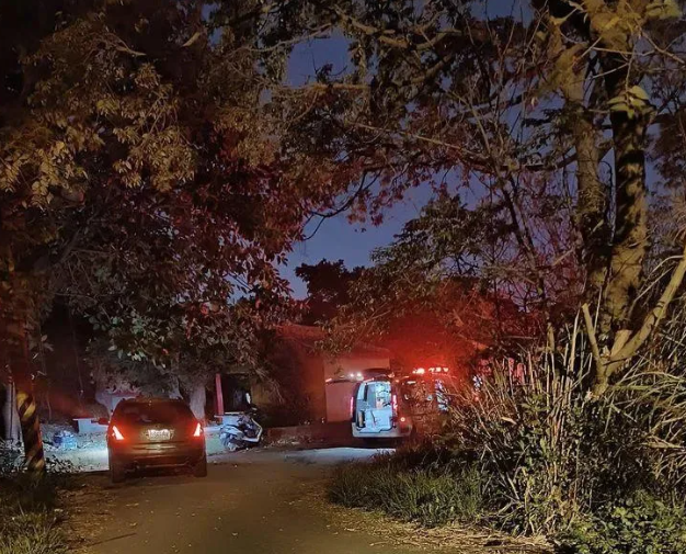 台灣新竹縣一名49歲男子昨日(17日)在偷割高壓電纜線時,當場遭1萬1千伏特高壓電燒成火球,消防獲報到場斷電滅火救援,但男子已成焦屍,明顯死亡。(網上圖片)