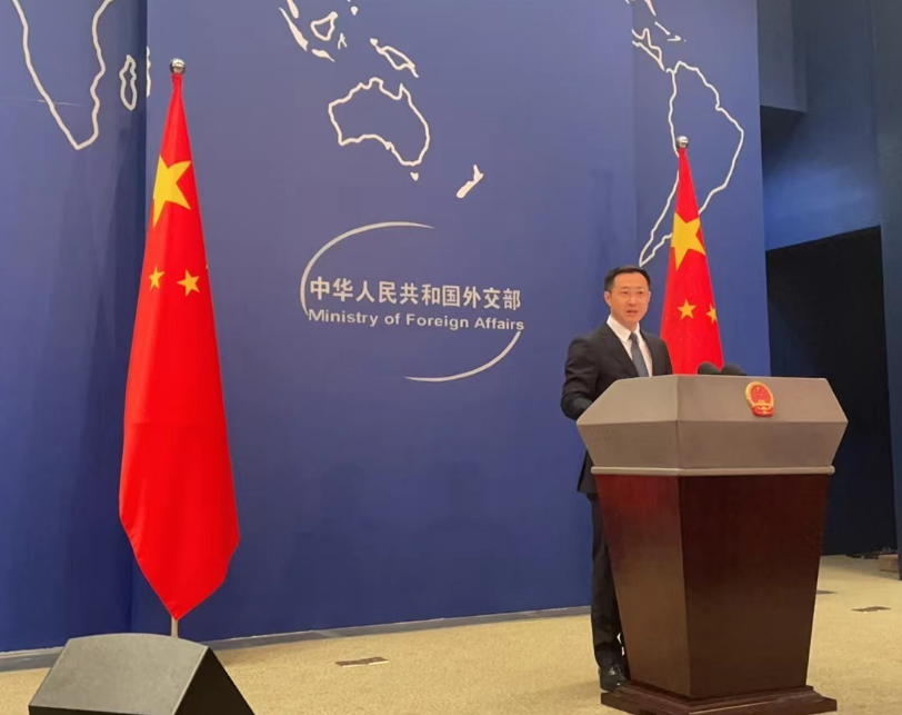 在北京,外交部今日(18日)由新任發言人、新聞司副司長林劍首次主持例行記者會。(央視新聞)