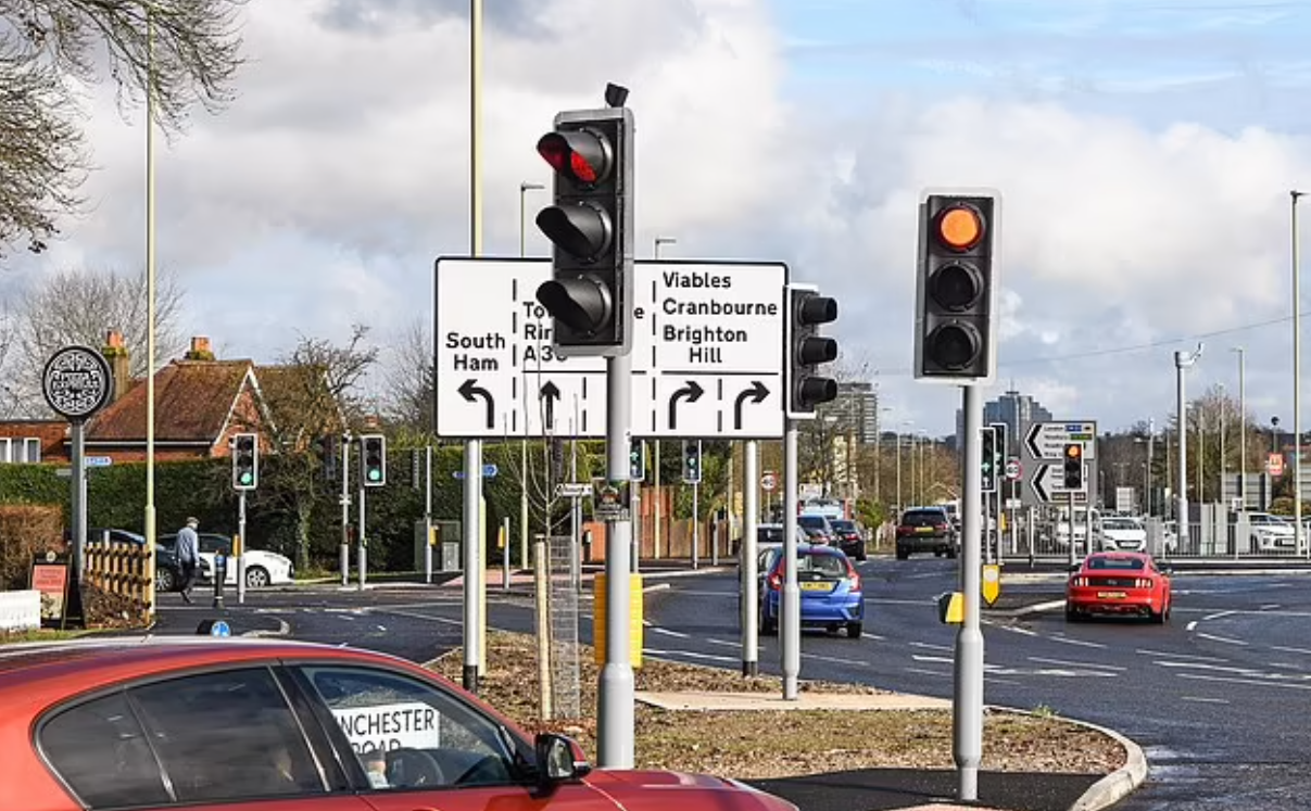 路口多支交通燈亦被指令人眼花。(互聯網)