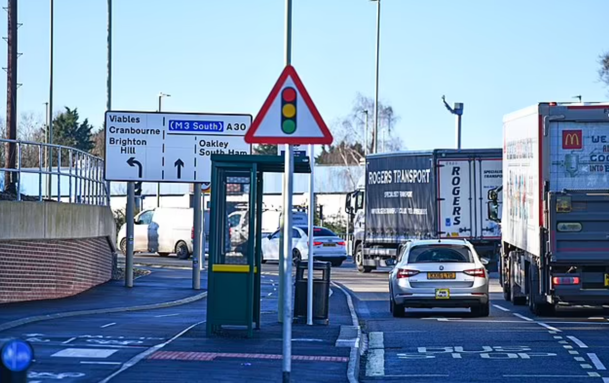 附近亦有巴士站遮擋路牌。(互聯網)