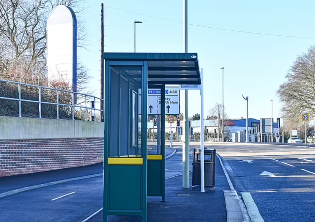 附近亦有巴士站遮擋路牌。(互聯網)