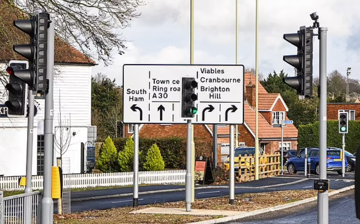 路牌複雜且被交通燈遮擋。(互聯網)