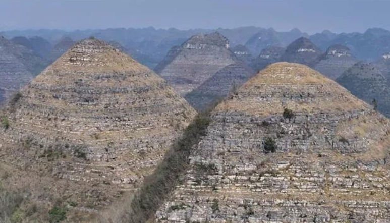 貴州省大火將樹木燒光後,安龍縣境內顯現多座形似「金字塔」的山體。(網上圖片)