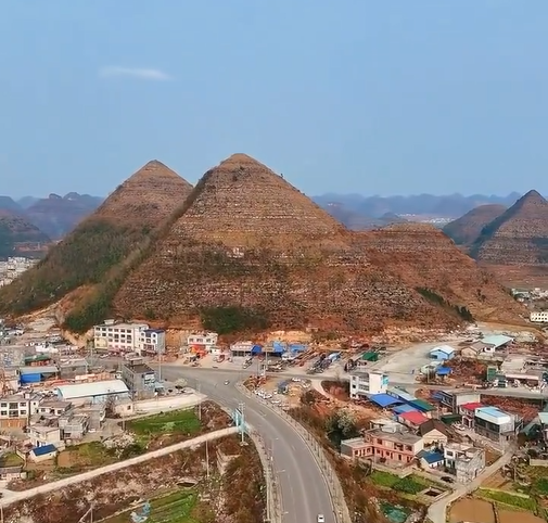 貴州省大火將樹木燒光後,安龍縣境內顯現多座形似「金字塔」的山體。(網上圖片)