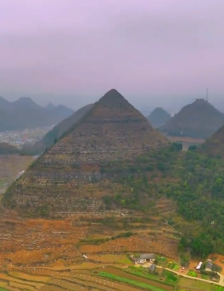 貴州省大火將樹木燒光後,安龍縣境內顯現多座形似「金字塔」的山體。(網上圖片)