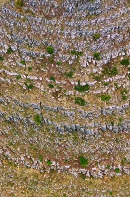 貴州省大火將樹木燒光後,安龍縣境內顯現多座形似「金字塔」的山體。(網上圖片)