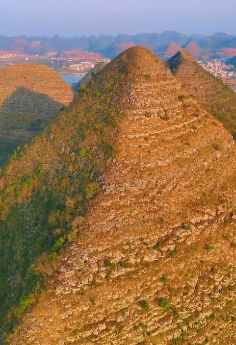貴州省大火將樹木燒光後,安龍縣境內顯現多座形似「金字塔」的山體。(網上圖片)