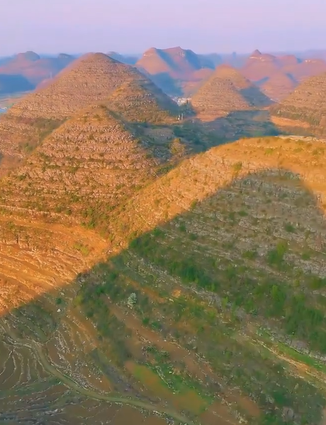貴州省大火將樹木燒光後,安龍縣境內顯現多座形似「金字塔」的山體。(網上圖片)