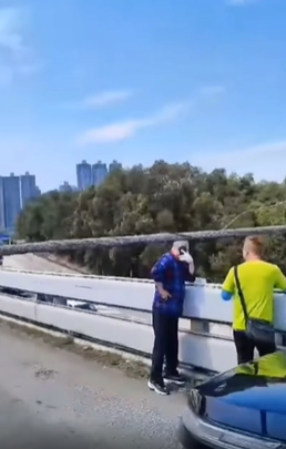 該條電纜垂下橫亘行車天橋