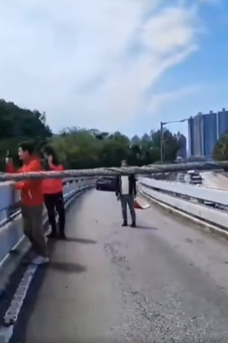 該條電纜垂下橫亘行車天橋