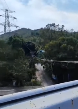 該條電纜垂下橫亘行車天橋