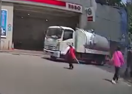 車Cam直擊|元朗水缸車轉彎撞過路老婦 司機不顧而去(車cam特警FB GROUP)
