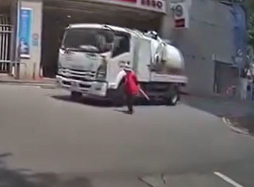 車Cam直擊|元朗水缸車轉彎撞過路老婦 司機不顧而去(車cam特警FB GROUP)
