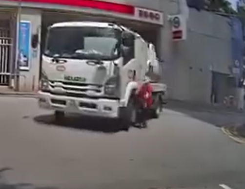車Cam直擊|元朗水缸車轉彎撞過路老婦 司機不顧而去(車cam特警FB GROUP)