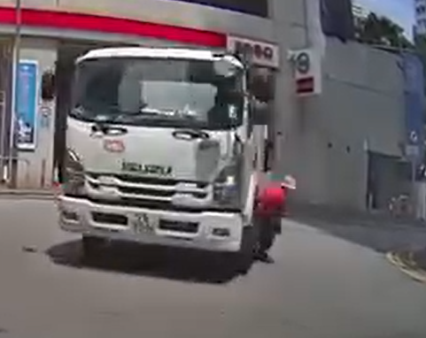 車Cam直擊|元朗水缸車轉彎撞過路老婦 司機不顧而去(車cam特警FB GROUP)