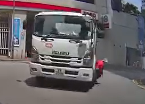 車Cam直擊|元朗水缸車轉彎撞過路老婦 司機不顧而去(車cam特警FB GROUP)