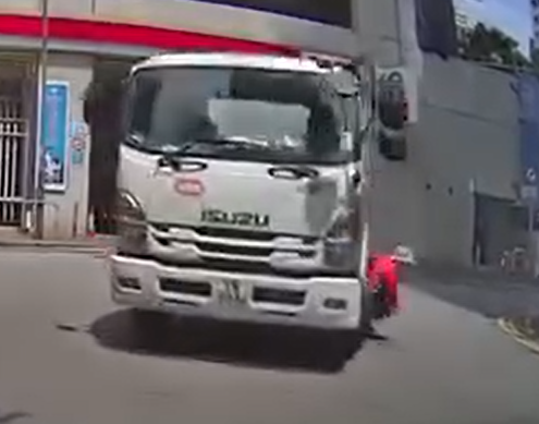 車Cam直擊|元朗水缸車轉彎撞過路老婦 司機不顧而去(車cam特警FB GROUP)