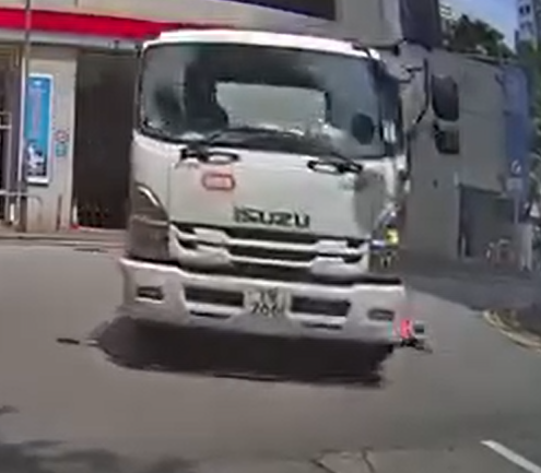 車Cam直擊|元朗水缸車轉彎撞過路老婦 司機不顧而去(車cam特警FB GROUP)