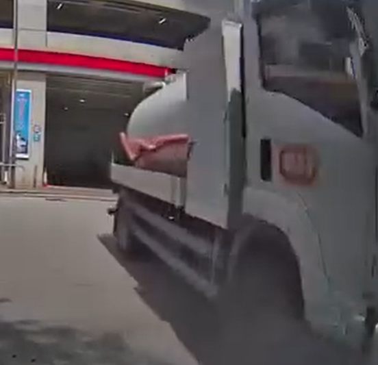 車Cam直擊|元朗水缸車轉彎撞過路老婦 司機不顧而去(車cam特警FB GROUP)