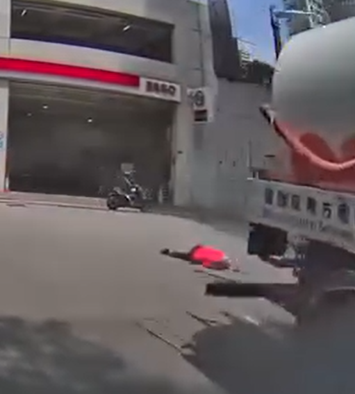 車Cam直擊|元朗水缸車轉彎撞過路老婦 司機不顧而去(車cam特警FB GROUP)