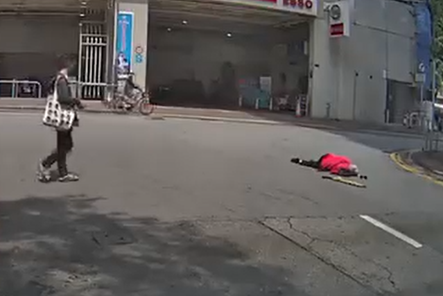 車Cam直擊|元朗水缸車轉彎撞過路老婦 司機不顧而去(車cam特警FB GROUP)