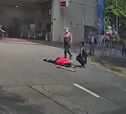 車Cam直擊|元朗水缸車轉彎撞過路老婦 司機不顧而去(車cam特警FB GROUP)