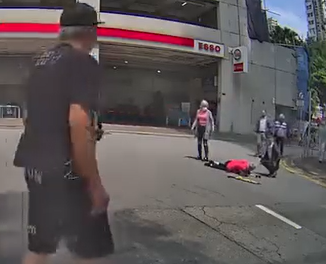 車Cam直擊|元朗水缸車轉彎撞過路老婦 司機不顧而去(車cam特警FB GROUP)