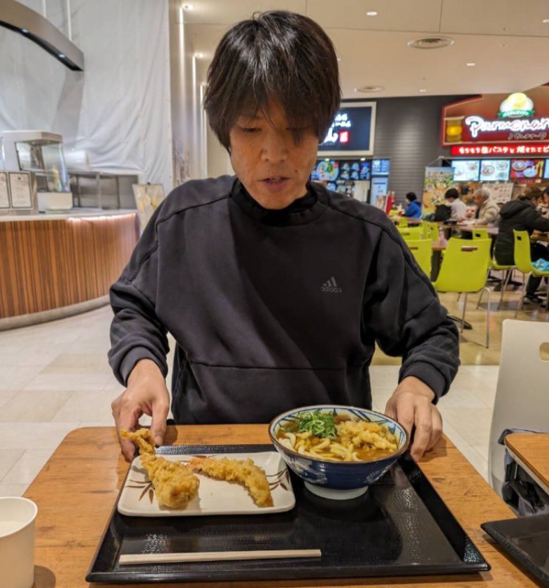 較早前曾外出吃烏冬。(互聯網)