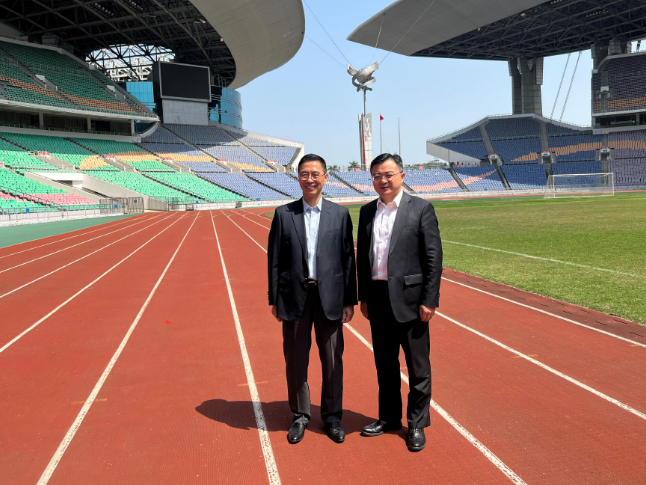 文化體育及旅遊局局長楊潤雄(左)今日(三月二十日)在廣州與廣東省體育局局長崔劍(右)會面,並到廣東奧林匹克體育中心考察,了解場館及附屬設施的營運管理情況。
