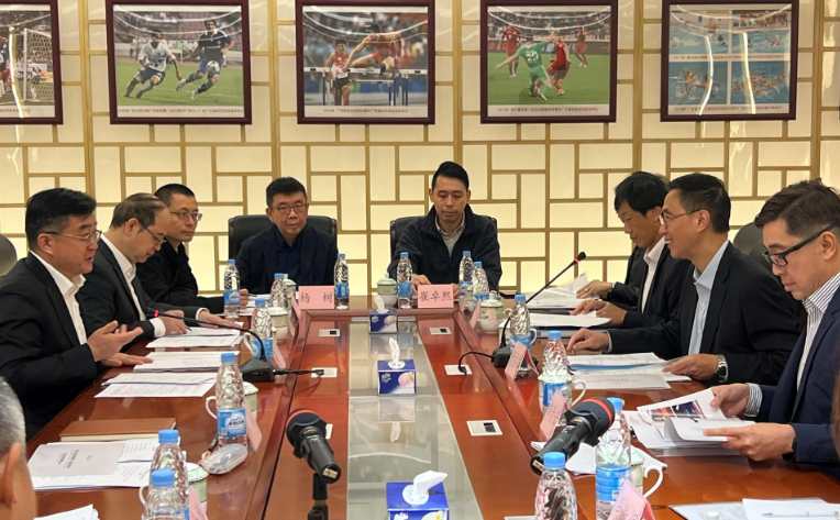 文化體育及旅遊局局長楊潤雄(右二)今日(三月二十日)在廣州與廣東省體育局局長崔劍(左一)共同主持第十五屆全國運動會和全國第十二屆殘疾人運動會暨第九屆特殊奧林匹克運動會粵港聯絡會議。出席是次會議的還有全國運動會統籌辦公室主任楊德強(右三)和副主任鄭青雲(右一)。