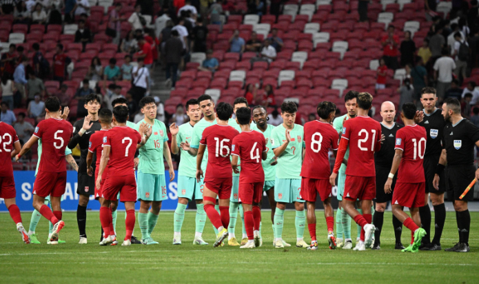 中國男子足球隊周四(21日)在世界盃亞洲區外圍賽C組領先兩球下,被主場的新加坡逼和2:2(新華社)